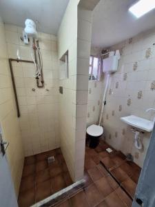 a bathroom with a shower and a toilet and a sink at Casa com Quarto Duplo com Banheiro Privativo in Rio de Janeiro +19 photos