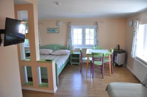 ヤストシェンビャ・グラにあるWilla Mariaの小さなベッドルーム(ベッド1台、テーブル、椅子付)