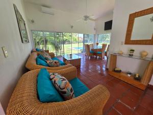 a living room with two couches and a table at Casa Los Cardenales Ticuman in Ticumán