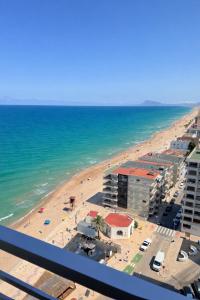 a view of a beach with buildings and the ocean at Un Rincon en el Mar in Bellreguart