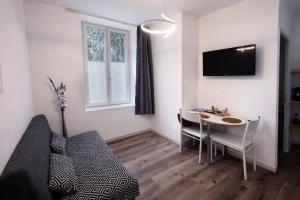 a living room with a table and a couch at LE 139 carcassonne in Carcassonne