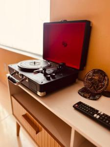 a laptop computer sitting on top of a desk at Retro Flat in Caruaru