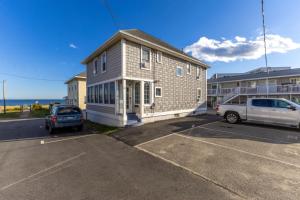 a car parked in a parking lot in front of a house at Danemead Cottage - For 10ppl in Old Orchard Beach