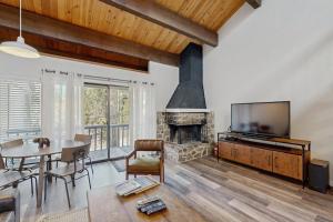 a living room with a table and a fireplace at The Cozy King in Kings Beach