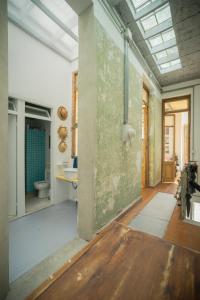 a bathroom with a sink and a toilet in a room at Casa compartida de Santi in Montevideo