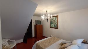 a bedroom with a bed and a chandelier at Apartamento amoblado a excelente precio in Bogotá