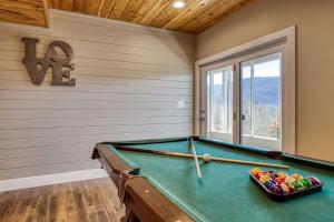 a pool table in a room with a letter k on the wall at Leconte Mountain Lodge in Sevierville