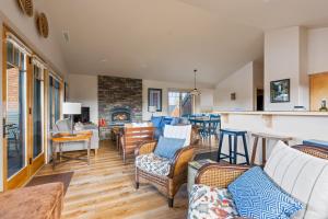 a living room with furniture and a fireplace at Big Mountain View Condo in Sisters