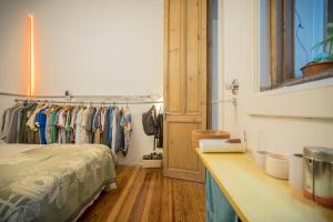 a room with a bed and a rack of clothes at Casa compartida de Santi in Montevideo
