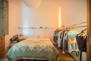 a dressing room with a rack of clothes at Casa compartida de Santi in Montevideo