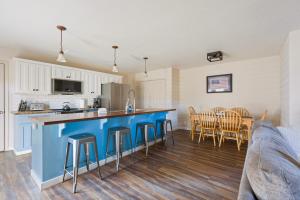a kitchen and dining room with a blue island in a room at Timber Creek Escape in Sisters