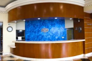 a lobby with a blue wall in a building at Hampton Inn Tampico Zona Dorada in Tampico