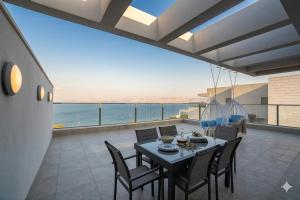 a dining room with a table and chairs on a balcony at לויקיישן in Tiberias