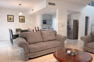 a living room with a couch and a table at Casa Nobleza in Manuel F. Martínez