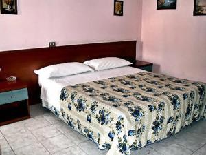 1 dormitorio con 1 cama grande y cabecero de madera en Hotel Rallye, en Milán