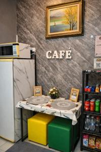 a table with a cafe sign on a wall at Interlagos Family House in São Paulo