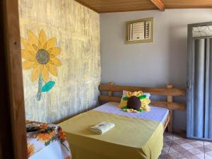 ein Schlafzimmer mit einem Bett mit einem Blumenwandbild an der Wand in der Unterkunft Pousada MAKS in Ribeirão Preto + 32 Fotos
