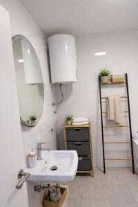 ein Badezimmer mit Waschbecken und Spiegel in der Unterkunft Apartment Ivana Imotski near Makarska in Imotski