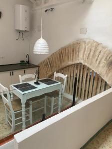 a kitchen with a table and chairs in a room at Moreria Suites in Constantina