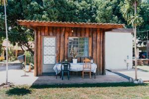 ein kleiner Holzschuppen mit Tisch und Stühlen in der Unterkunft Pousada MAKS in Ribeirão Preto