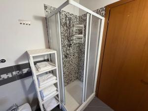 a shower with a glass door in a bathroom at Hub 2A in Calcio