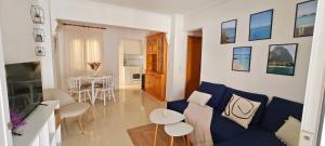 a living room with a blue couch and a table at Casa Mediterránea Kai in Gran Alacant