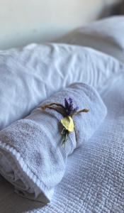 a flower sitting on top of a pillow on a bed at el corazón del cerro in Melipilla