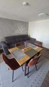 a table and chairs in a living room with a couch at Vila Bella in Lugugnana