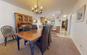 Enzian - CoralTree Residence Collection في فيل: طاولة وكراسي غرفة طعام