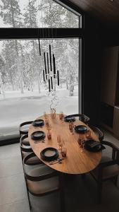 a dining room table with chairs and a dining room at Villa Blackreindeer in Kolari