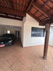 a garage with a black car parked inside of a house at Moto GP sobrado in Goiânia
