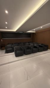 a room with black chairs and a white floor at Mar e Natureza 2 quartos 6 Pessoas Lazer in Bertioga +27 photos