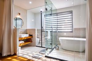 a bathroom with a shower and a tub and a sink at Sanfuyizhai Homestay in Taizhou +65 photos