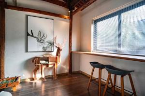 a room with a table and chairs and a window at Sanfuyizhai Homestay in Taizhou