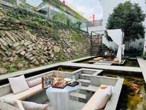 a living room with a couch and a koi pond at Sanfuyizhai Homestay in Taizhou