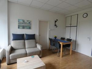 a living room with a couch and a table at Ferienhaus in am Teutoburger Wald in Husen