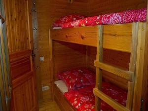 a bedroom with two bunk beds in a cabin at Feriendorf Reinskopf in der Eifel in Schönecken