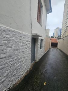 a building with a door on the side of it at Condomínio top in São Paulo