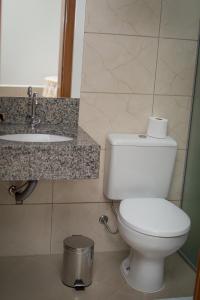een badkamer met een toilet en een wastafel bij Pousada Theisen in Gramado