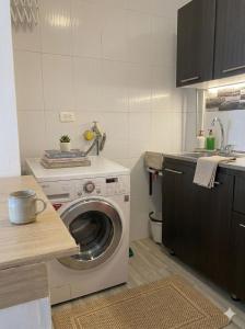 a kitchen with a washing machine in a kitchen at Tu Espacio en Ibague in Ibagué