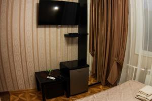Televiisor ja/või meelelahutuskeskus majutusasutuses Hotel Day and Night on Profsoyuznoy