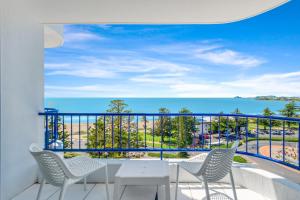 ein Balkon mit Meerblick in der Unterkunft Bayview Tower in Yeppoon