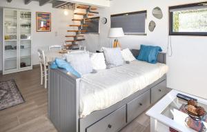 a bedroom with a bed in a tiny house at Maison Avec Piscine in Salavas