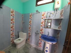 a bathroom with a toilet and a sink at Chaukhamba view stay in Gupta Kāshi
