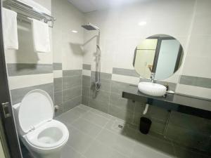 a bathroom with a toilet and a mirror at Khách sạn Ruby - Gần trung tâm khảo thí in Cầu The