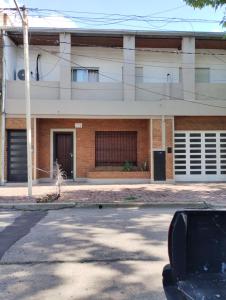 an empty street in front of a building at Alojamiento FB 1584 in Pergamino