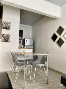 a dining room with a table and chairs at BORA, Apto 301 Tu Espacio Fuera de Casa in Ibagué