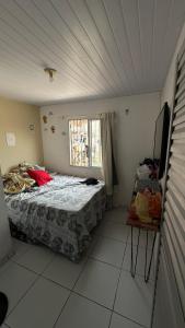a bedroom with a bed and a window at Parnaíba cantinho do sossego in Parnaíba