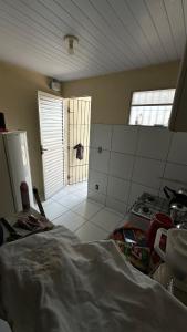 a room with a door to a kitchen with a room with at Parnaíba cantinho do sossego in Parnaíba