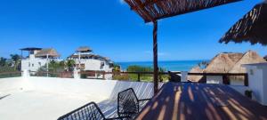 Blick auf das Meer vom Balkon eines Hauses in der Unterkunft Valentina Holbox by Las Flores Vacation Rentals in Holbox